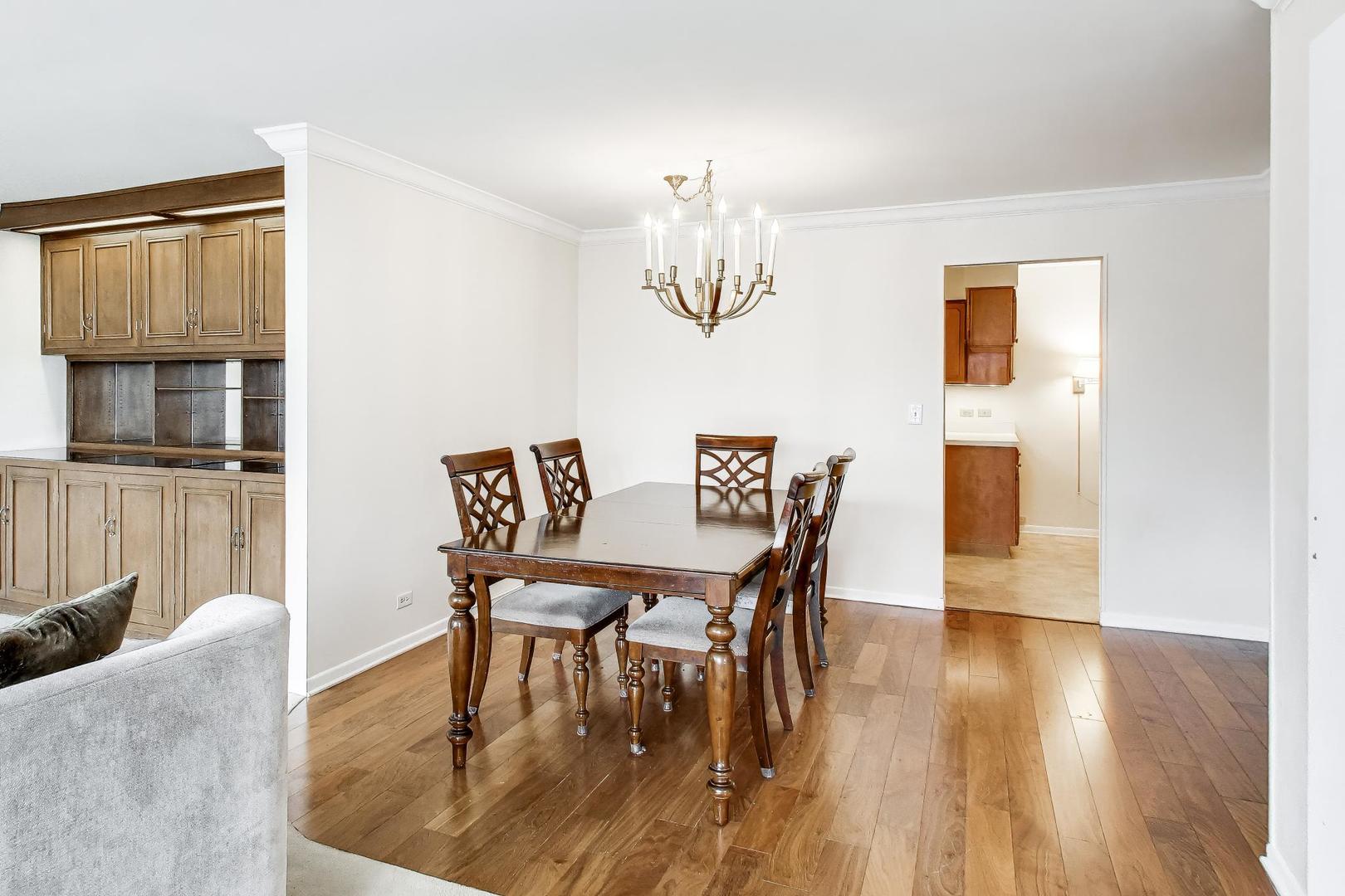 720 Oakton Street Unit: 3B