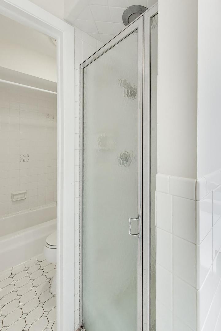 720 Oakton Street Unit: 3B