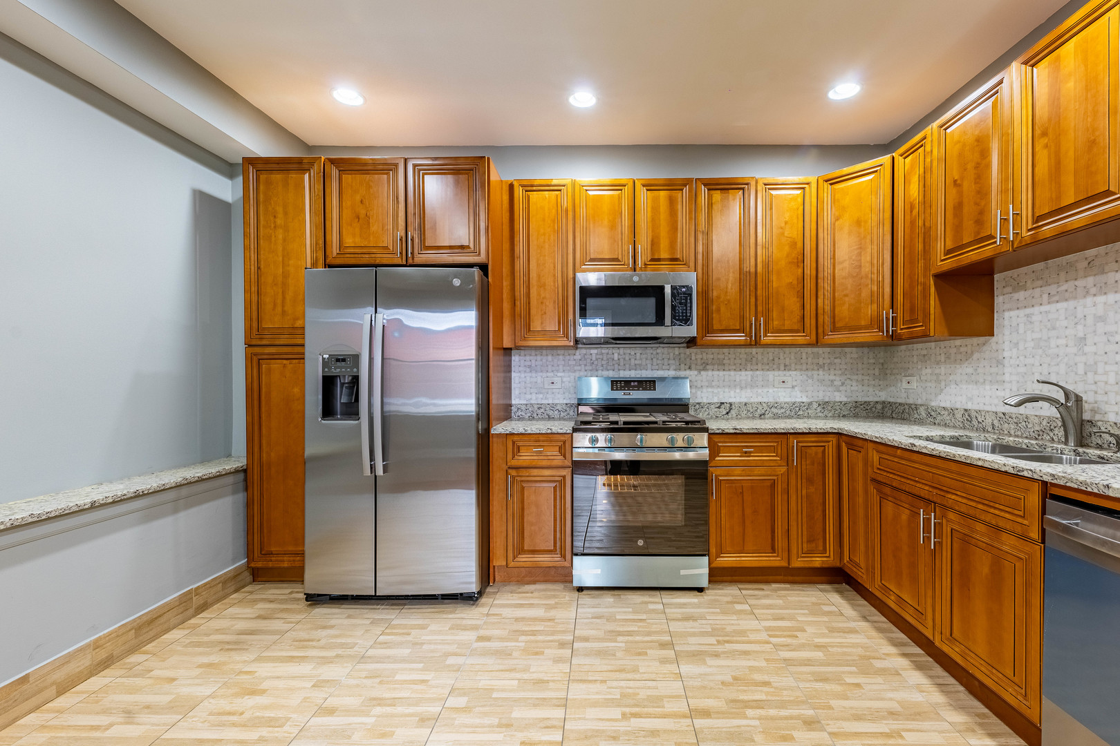 2242 N Western Avenue Unit: 1R