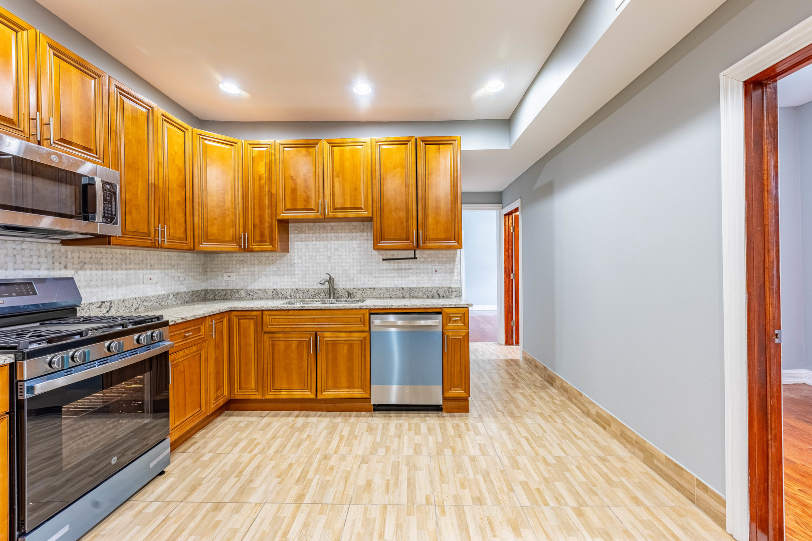 2242 N Western Avenue Unit: 1R