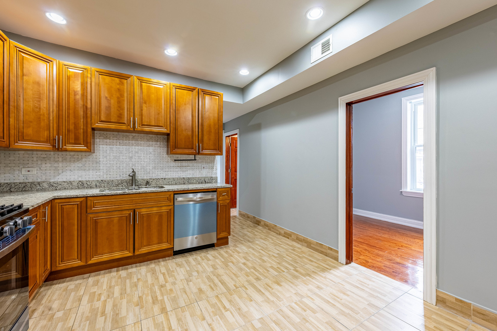 2242 N Western Avenue Unit: 1R