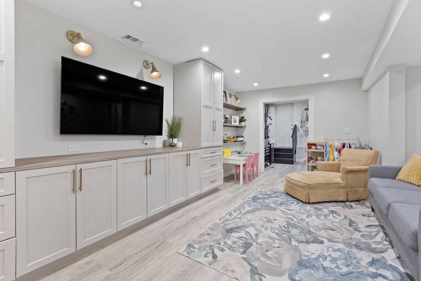 3438 N Paulina Street