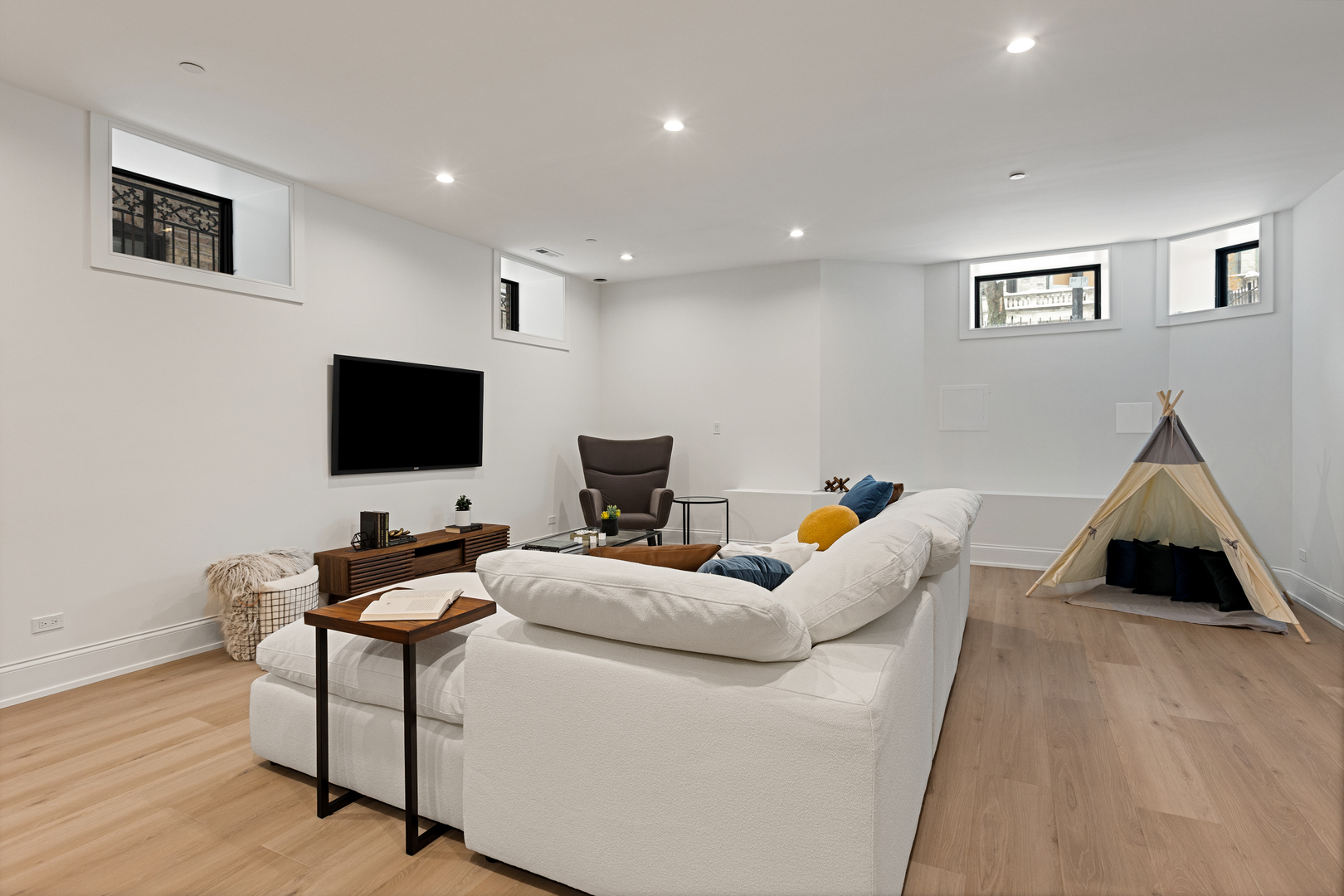 3711 N Magnolia Avenue