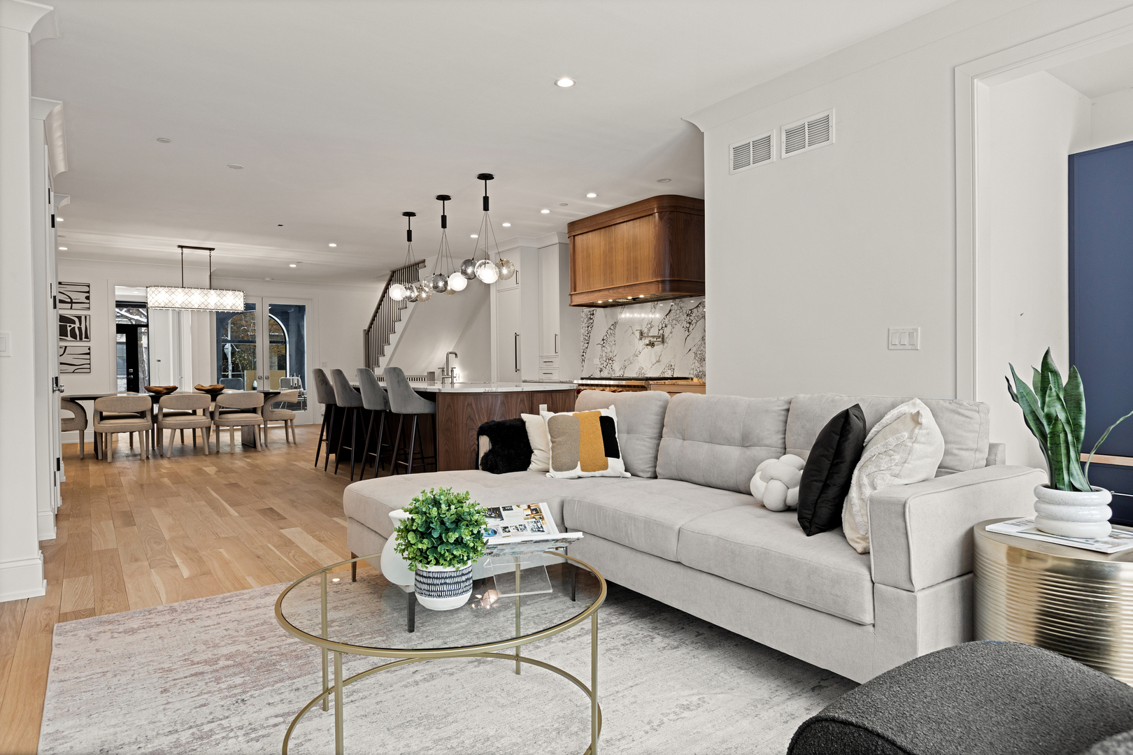 3711 N Magnolia Avenue