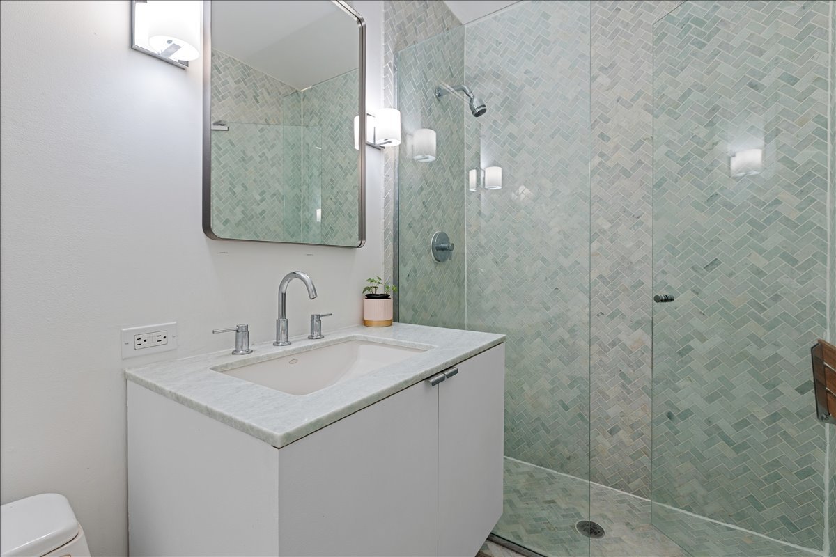 813 W Oakdale Avenue Unit: 1W