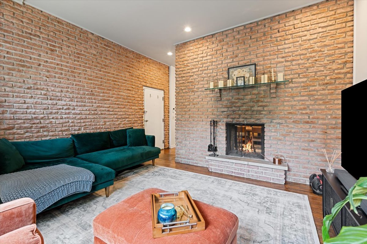 813 W Oakdale Avenue Unit: 1W