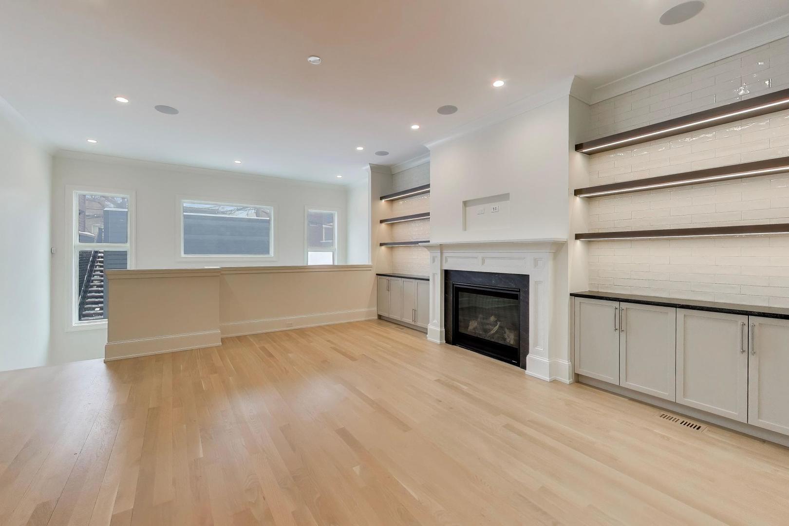 1910 W Fletcher Street