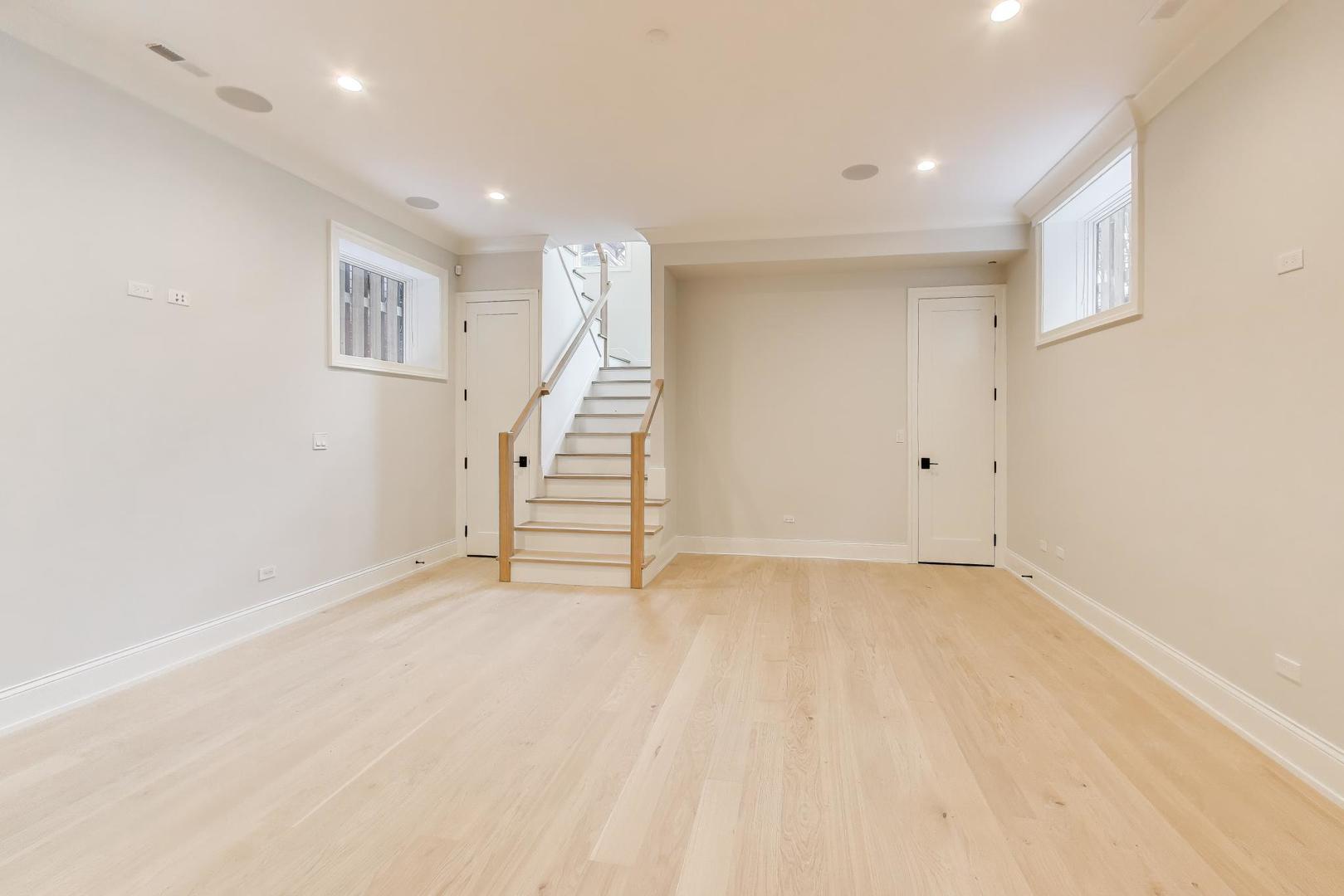 1910 W Fletcher Street