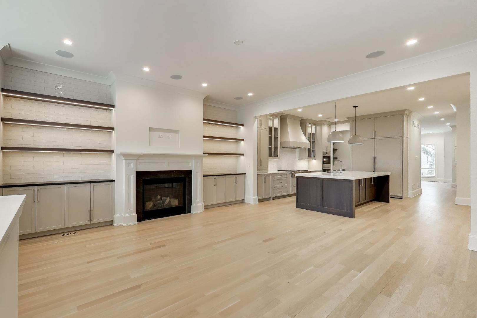 1910 W Fletcher Street