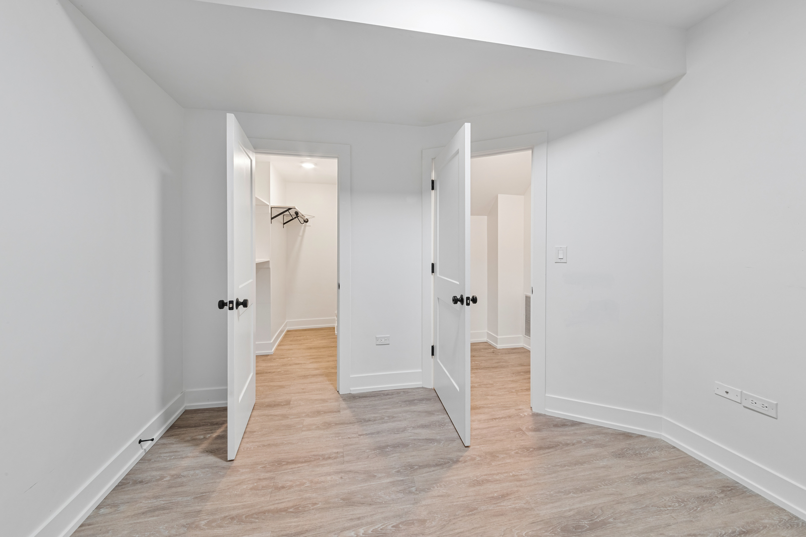 3517 N Reta Avenue Unit: 1R