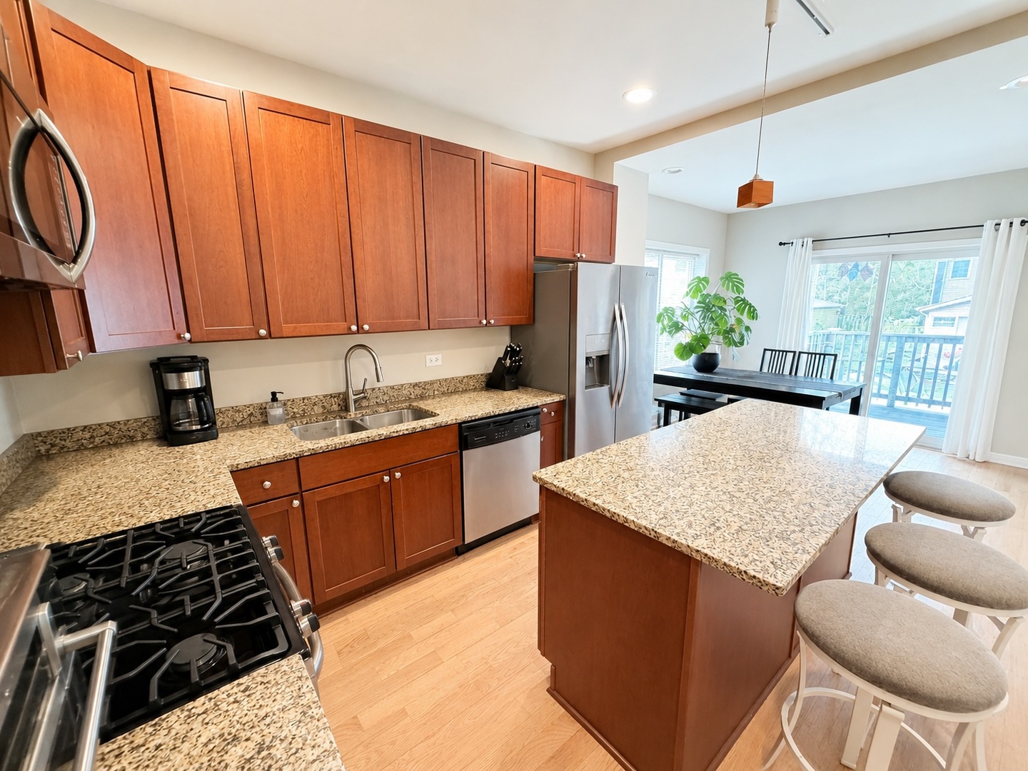 1330 W Roscoe Street Unit: 1