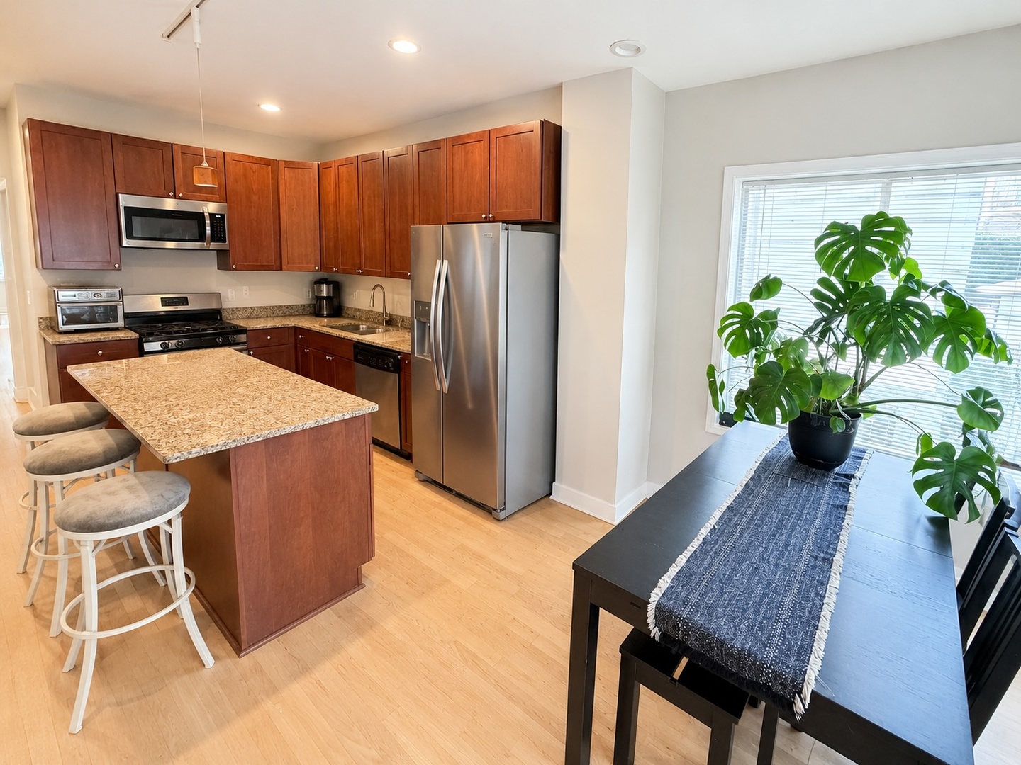 1330 W Roscoe Street Unit: 1
