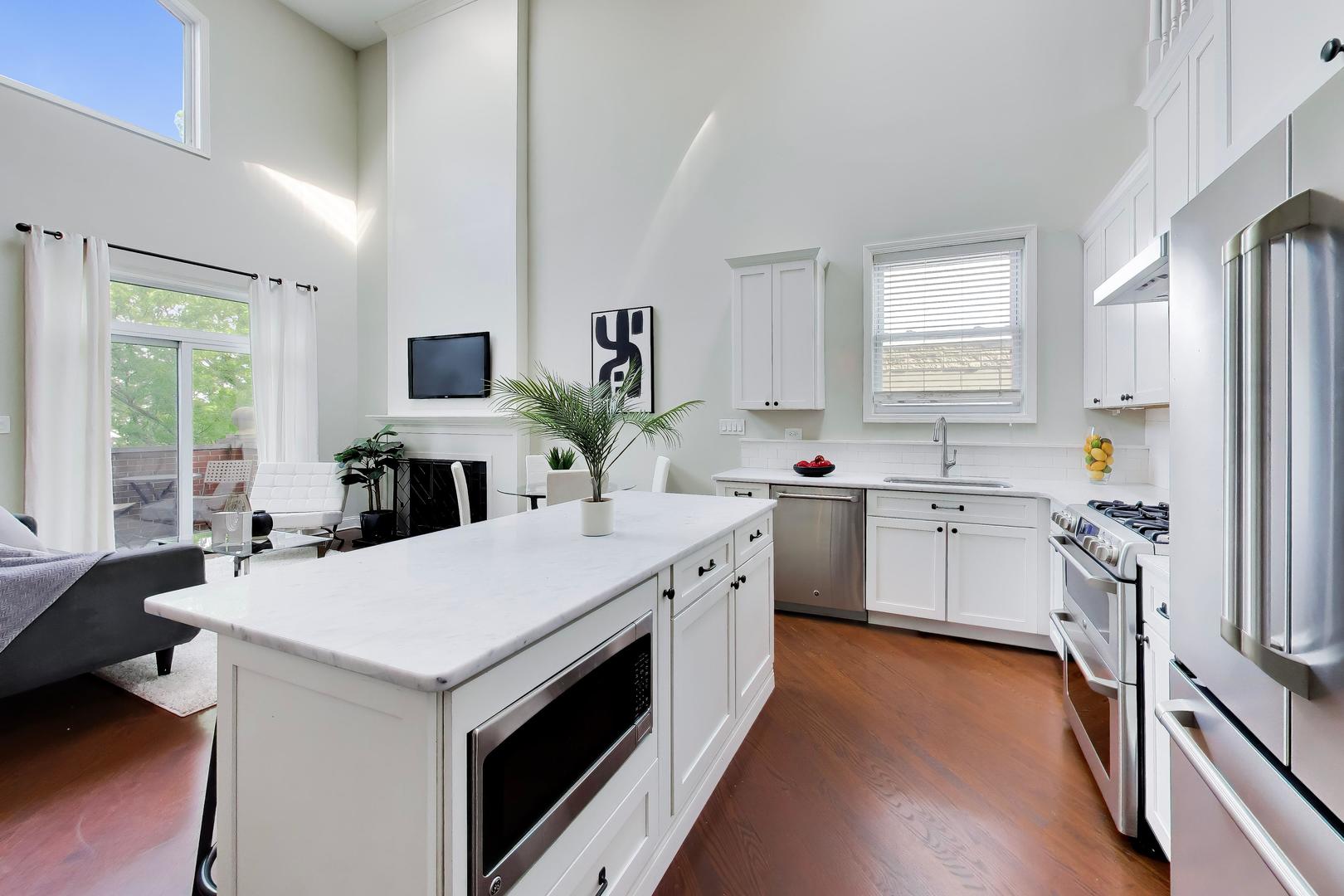 2133 N SOUTHPORT Avenue Unit: 3