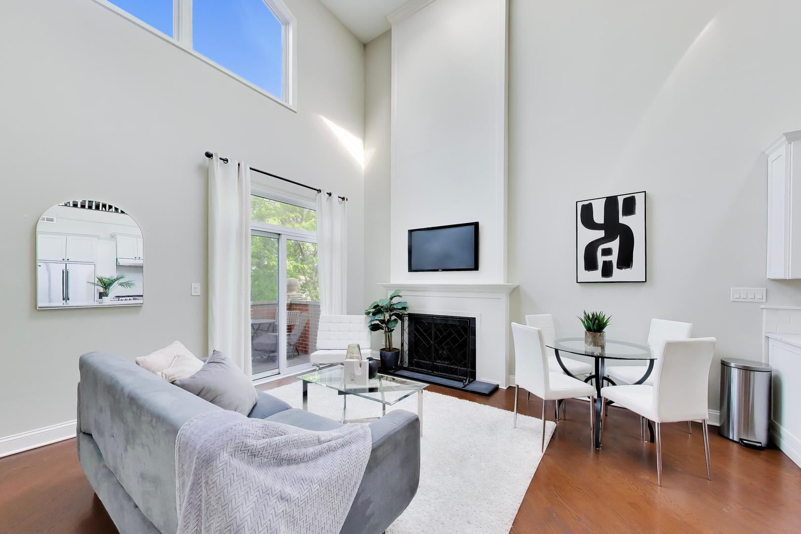 2133 N SOUTHPORT Avenue Unit: 3