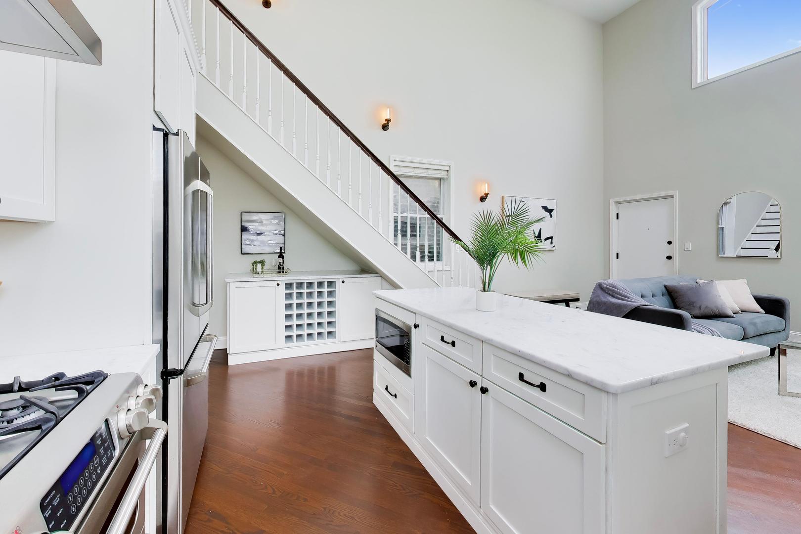 2133 N SOUTHPORT Avenue Unit: 3