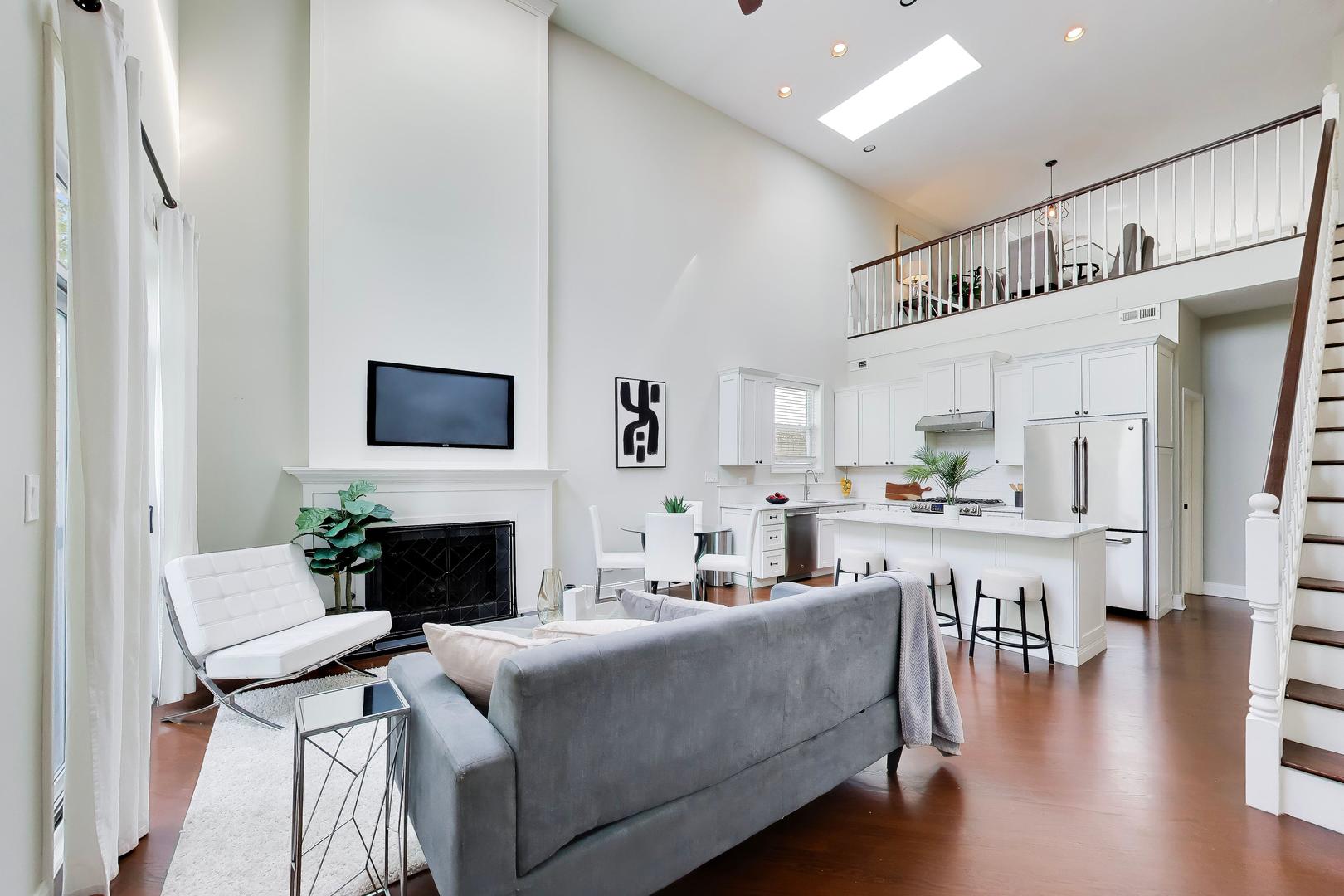 2133 N SOUTHPORT Avenue Unit: 3