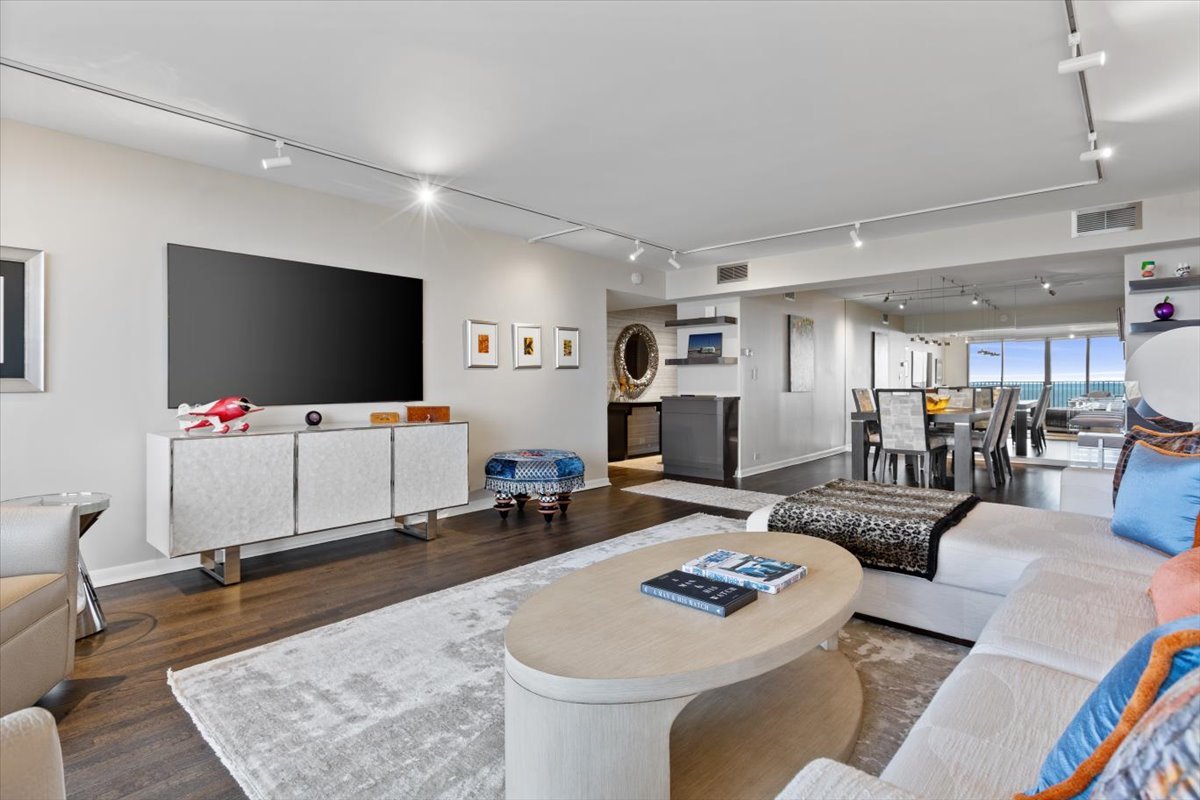 1212 N Lake Shore Drive Unit: 6BN
