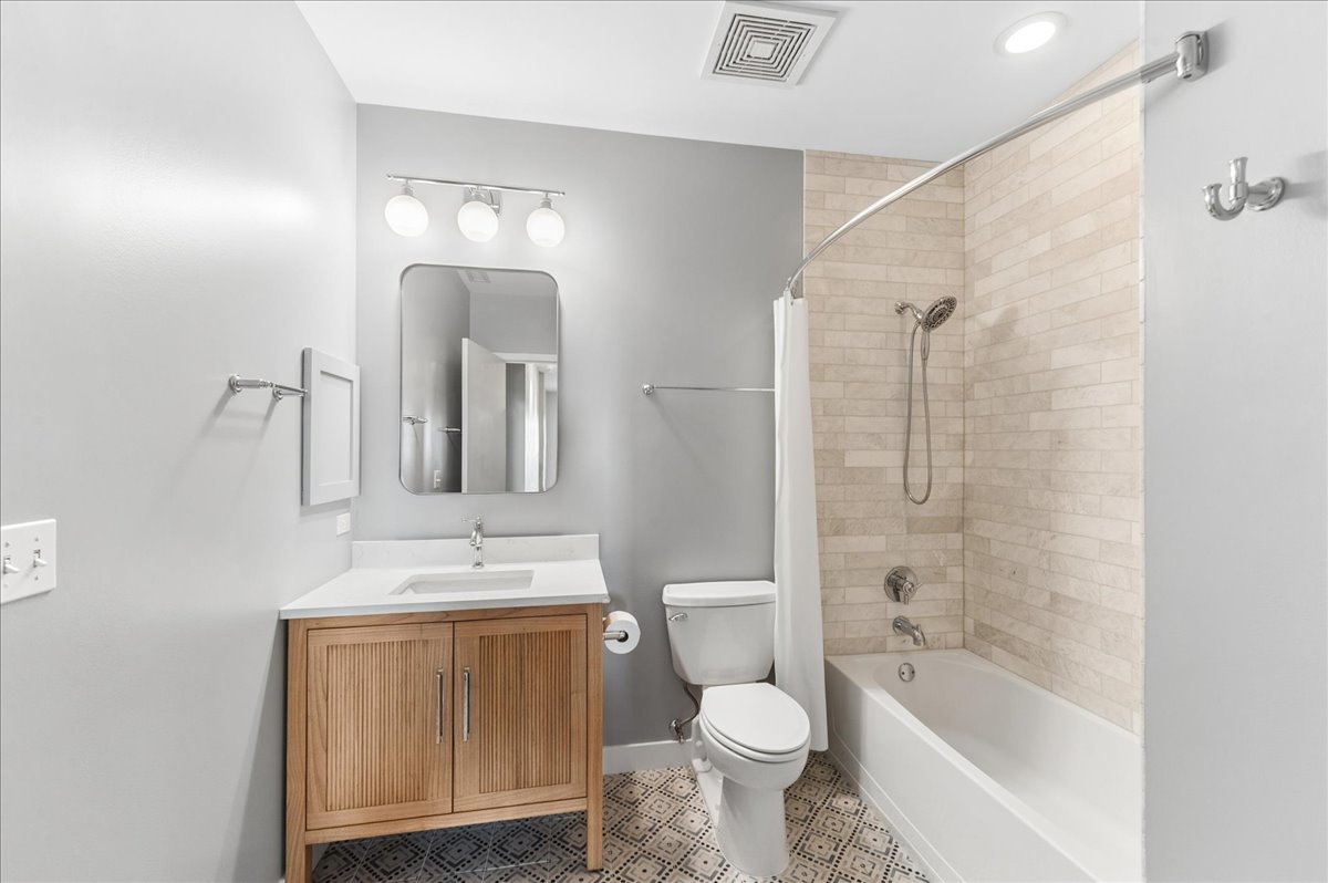 3140 N Sheffield Avenue Unit: 709