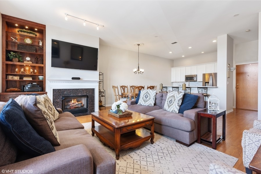 1350 W Fullerton Avenue Unit: 302