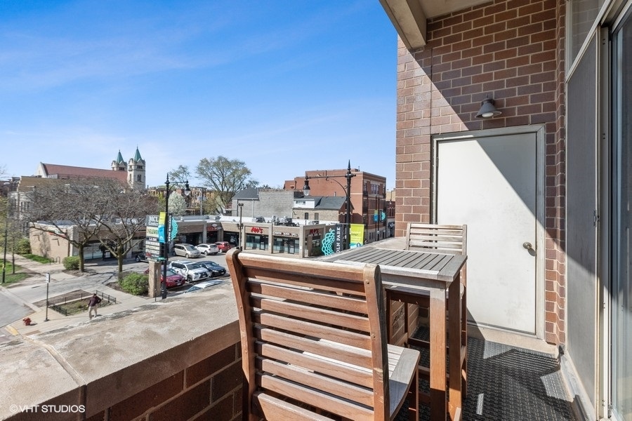 1350 W Fullerton Avenue Unit: 302