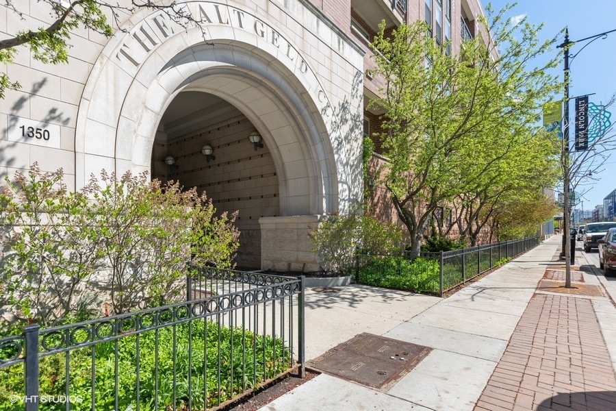 1350 W Fullerton Avenue Unit: 302