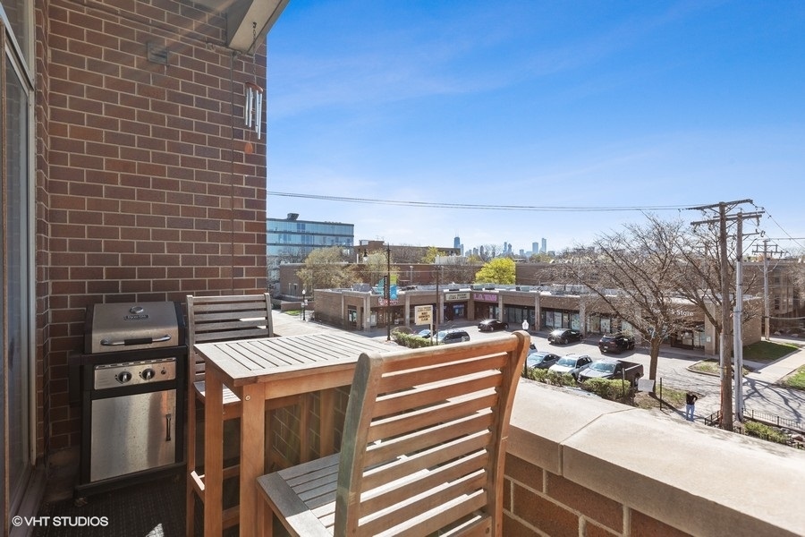 1350 W Fullerton Avenue Unit: 302