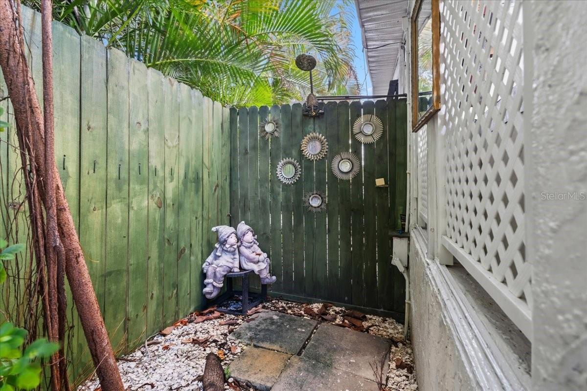 124 LELAND SE
