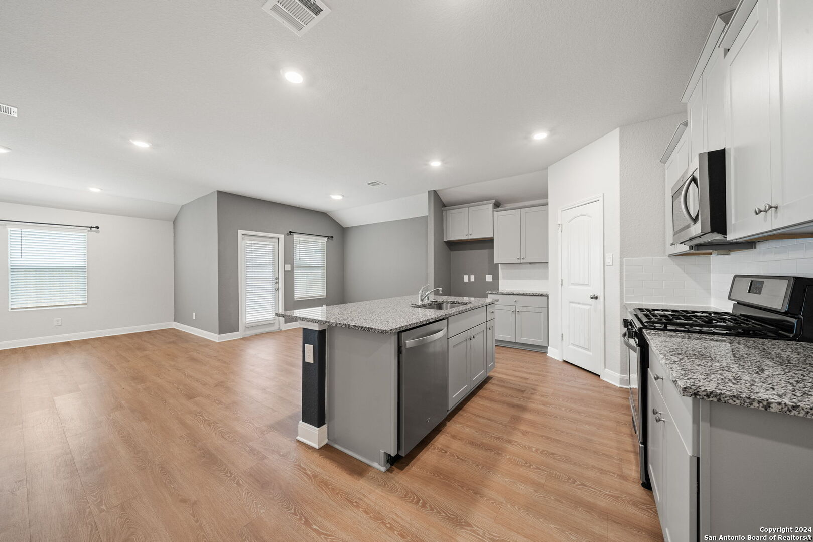 1080 AMBLE OAK