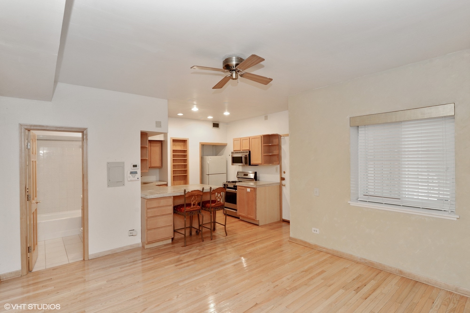 921 N La Salle Drive Unit: 3