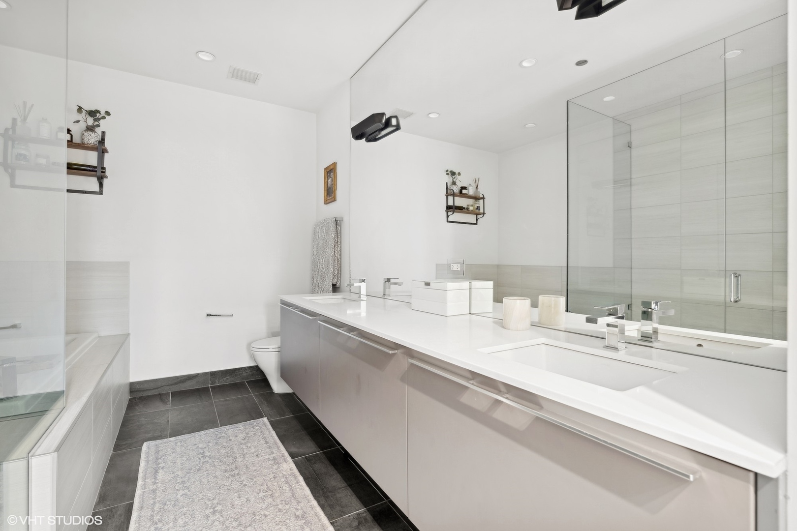 111 S Peoria Street Unit: 209
