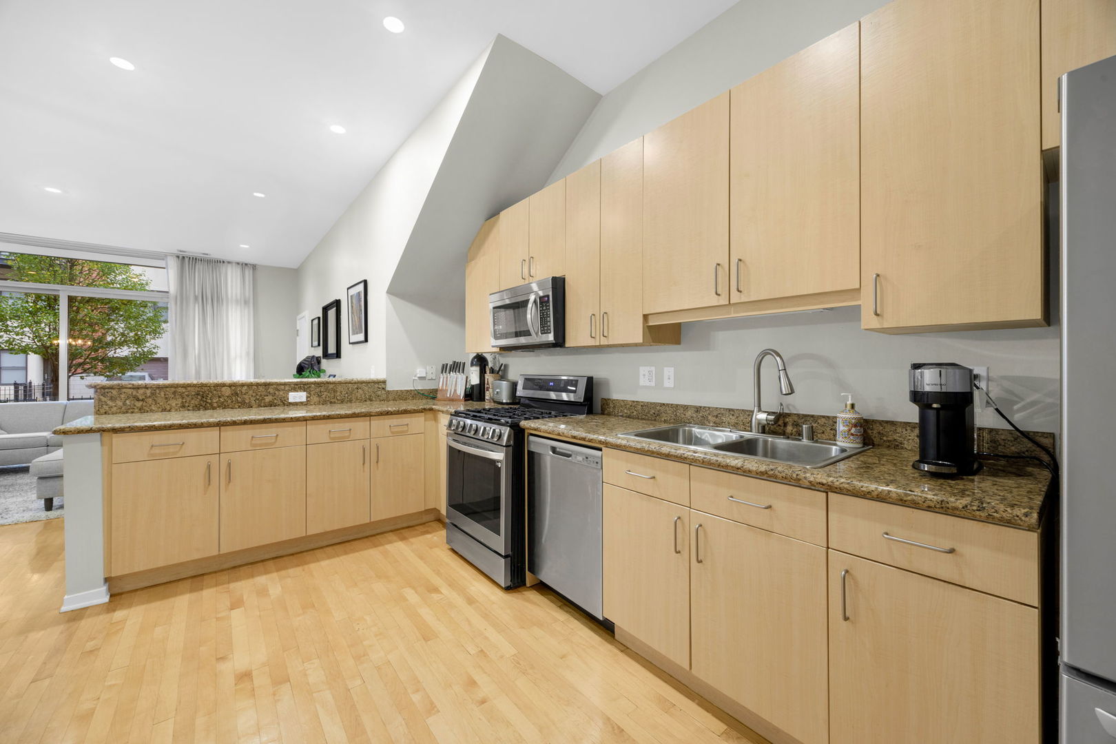 324 N JEFFERSON Street Unit: 103