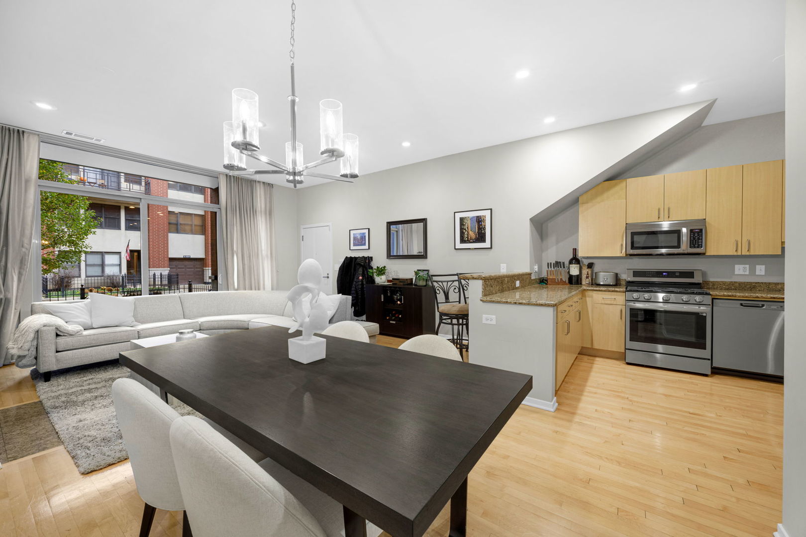 324 N JEFFERSON Street Unit: 103