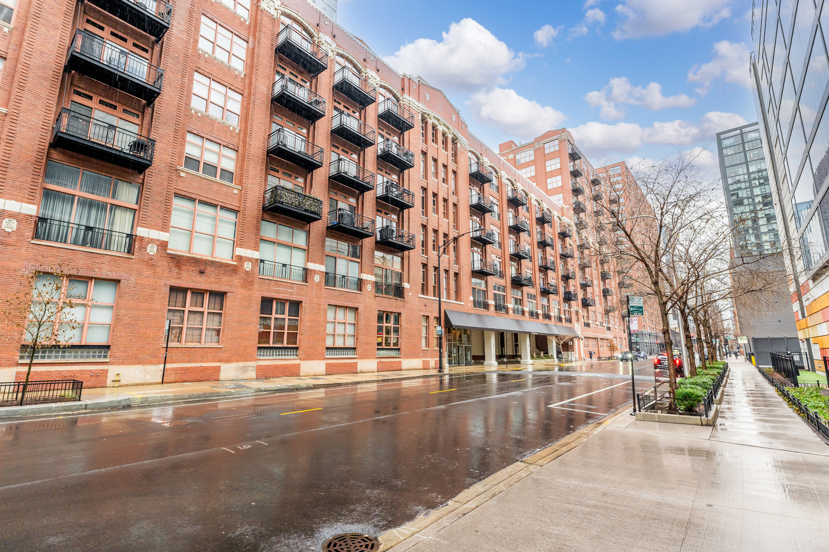 360 W Illinois Street Unit: 3E