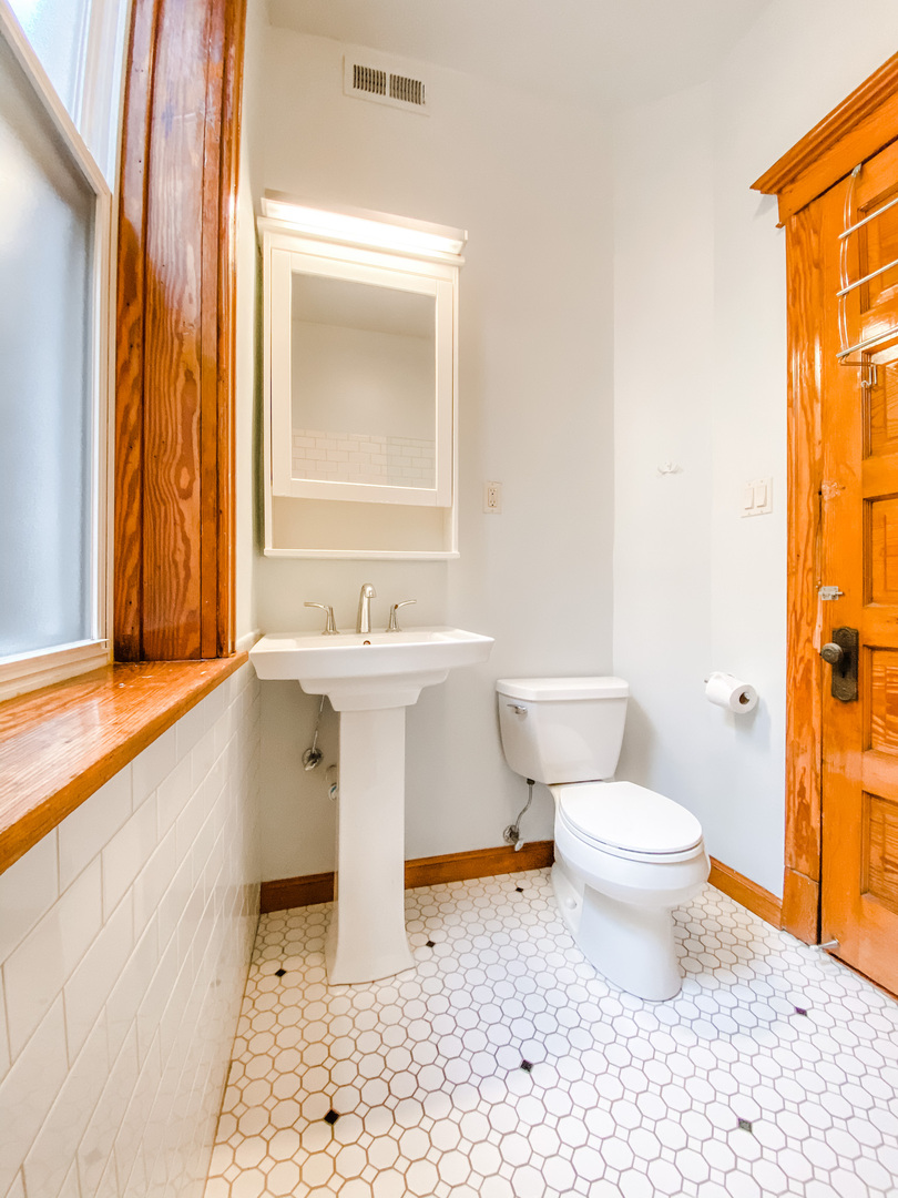 1939 N Sheffield Avenue Unit: 2
