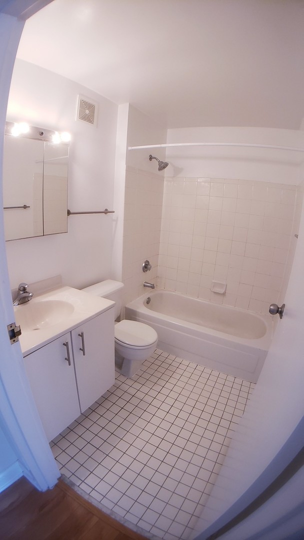 111 W Maple Street Unit: 2504