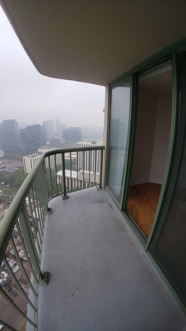 111 W Maple Street Unit: 2504