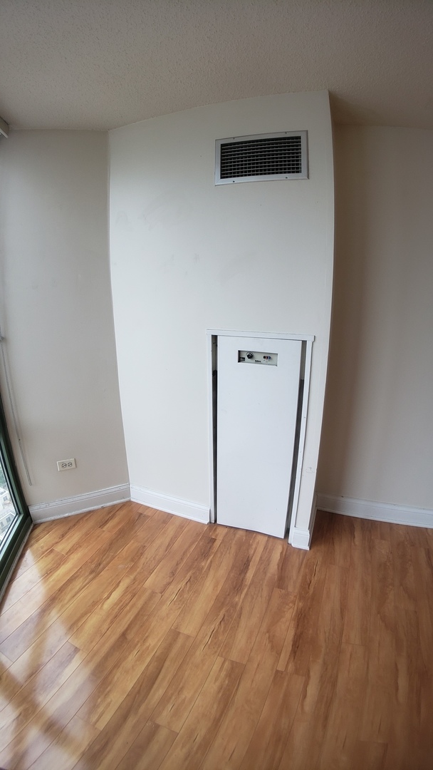 111 W Maple Street Unit: 2504