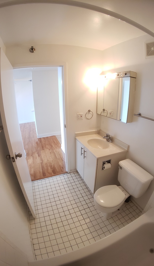 111 W Maple Street Unit: 2504