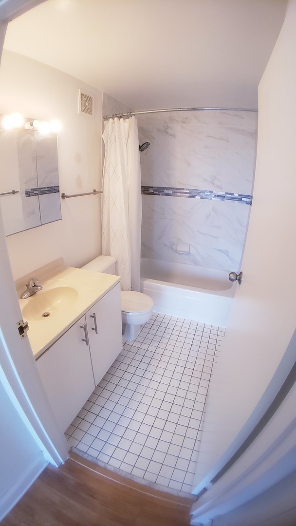 111 W Maple Street Unit: 2504