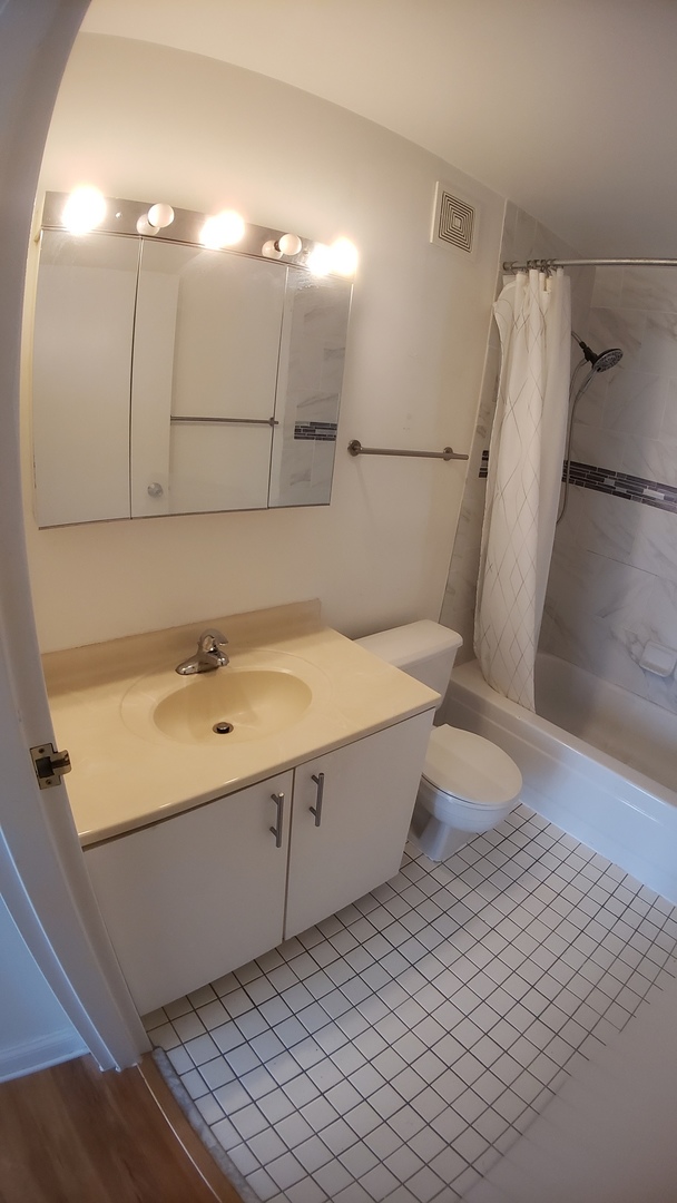 111 W Maple Street Unit: 2504