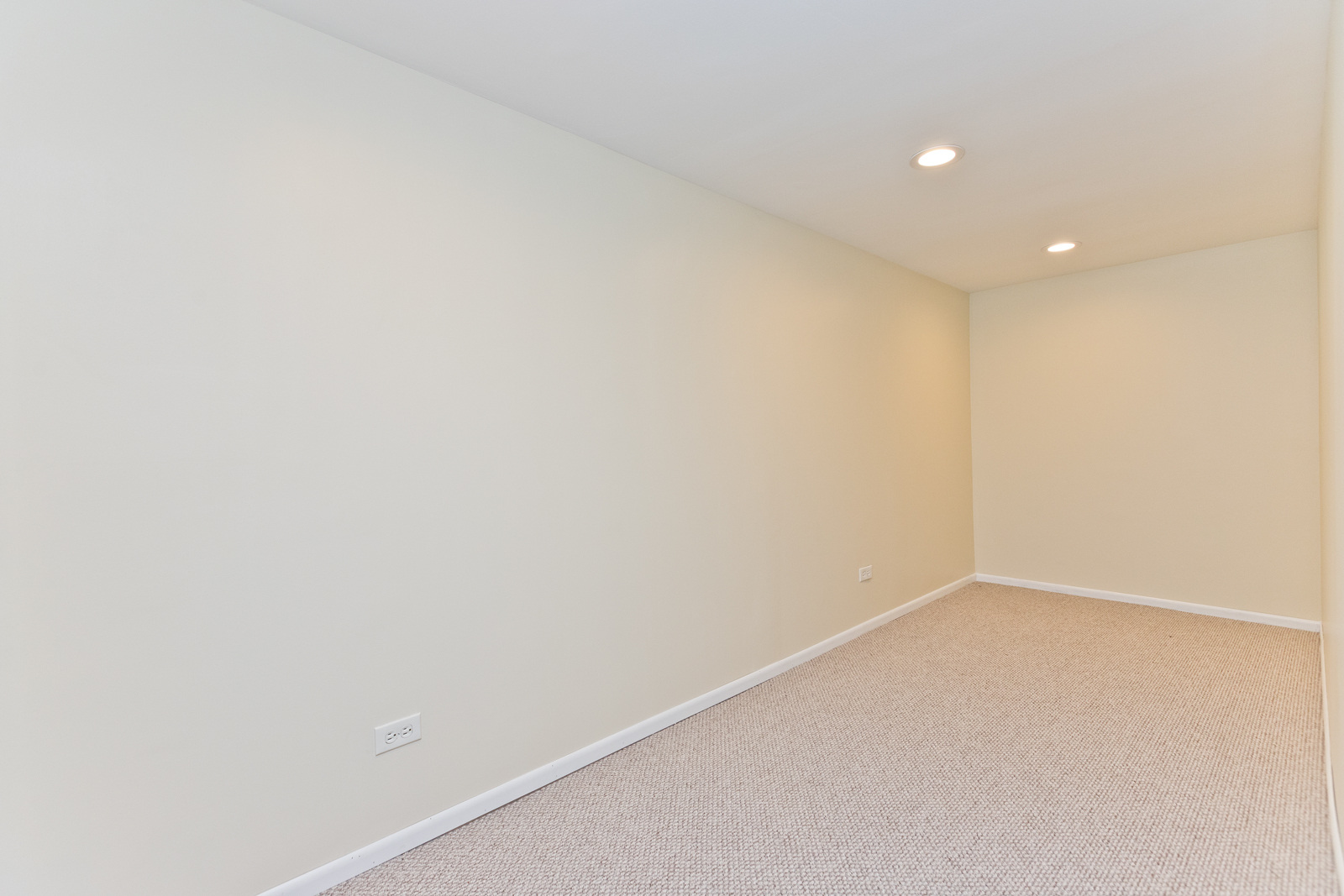588 W HAWTHORNE Place Unit: 2