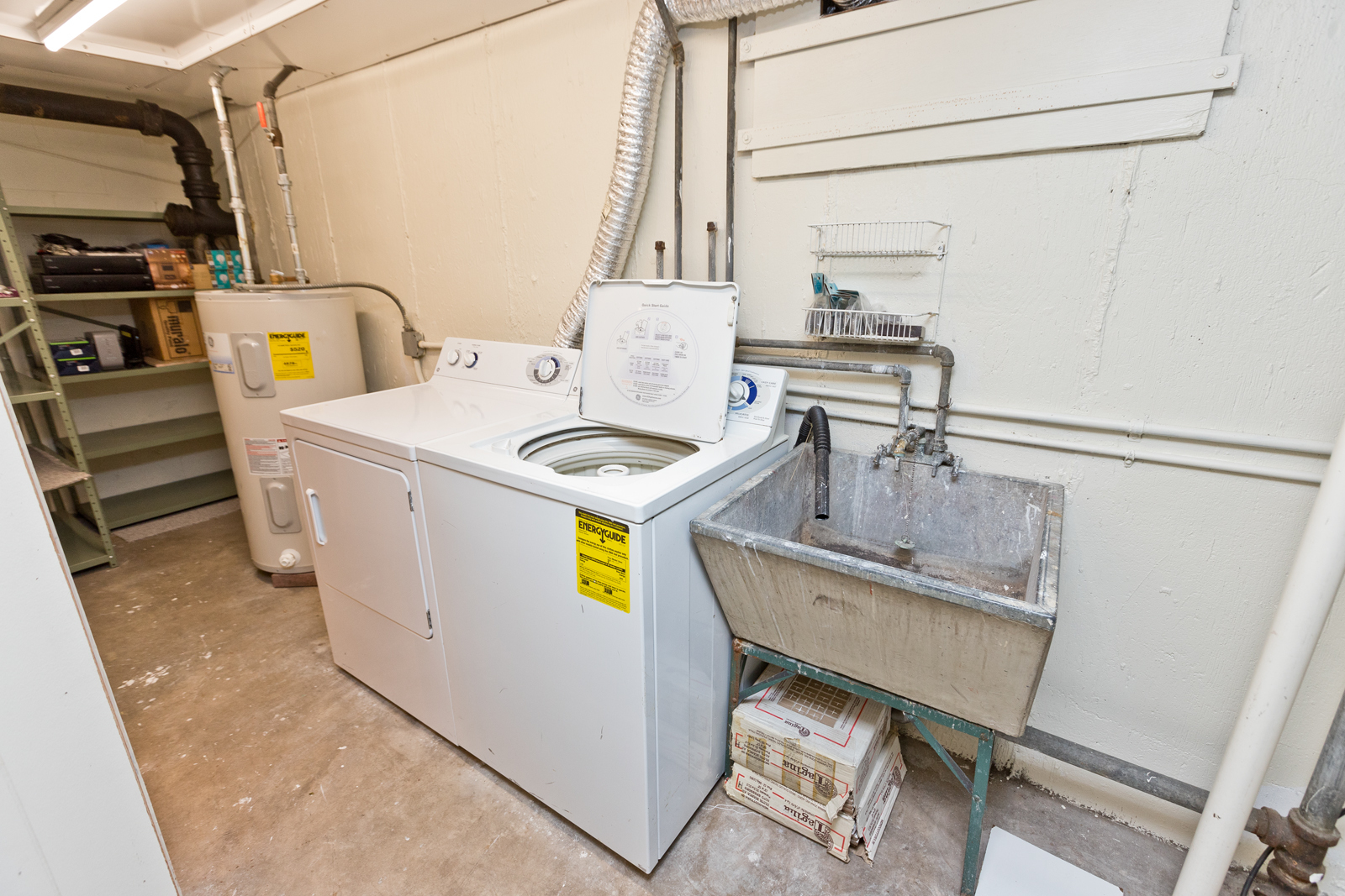 588 W HAWTHORNE Place Unit: 2