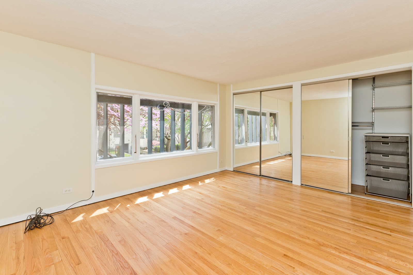 588 W HAWTHORNE Place Unit: 2
