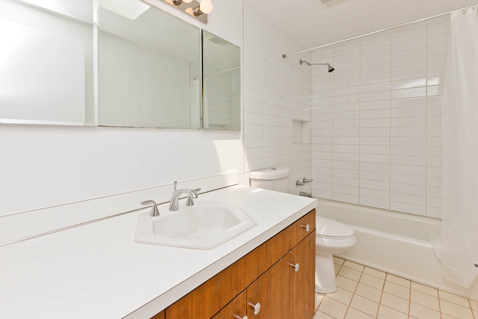588 W HAWTHORNE Place Unit: 2