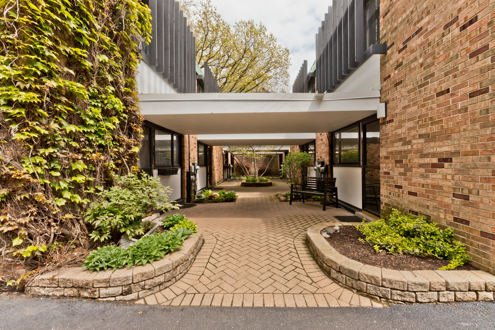 588 W HAWTHORNE Place Unit: 2