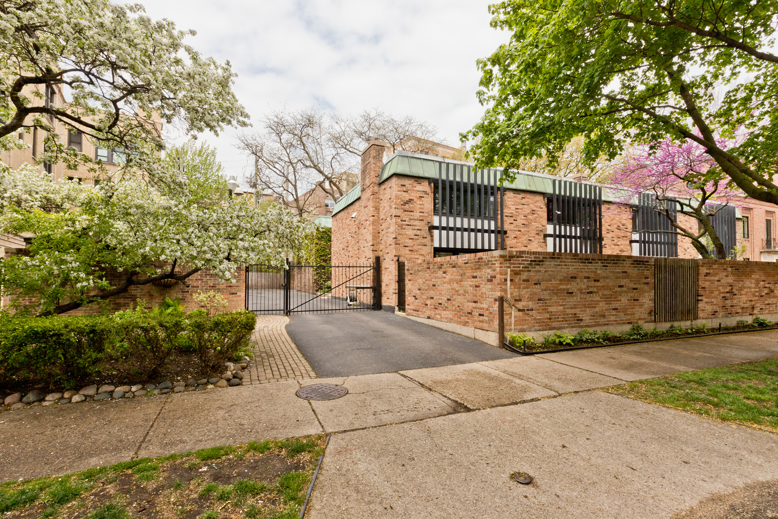 588 W HAWTHORNE Place Unit: 2