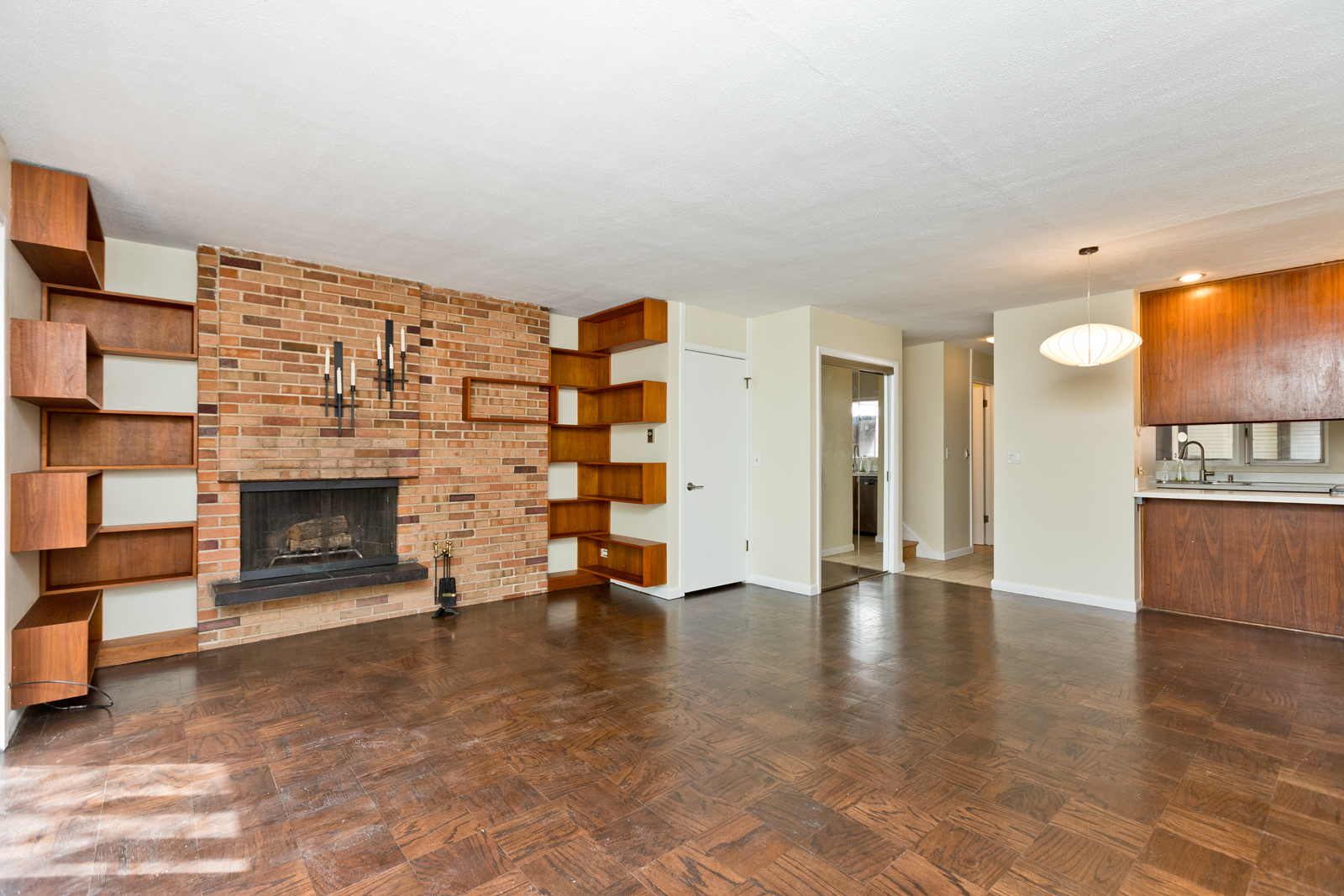 588 W HAWTHORNE Place Unit: 2