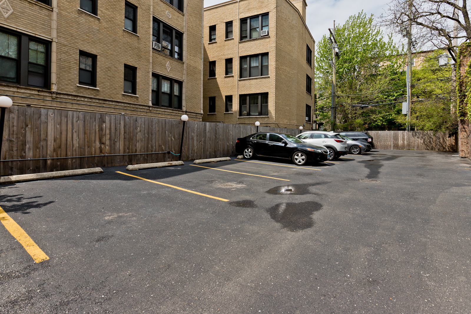 588 W HAWTHORNE Place Unit: 2