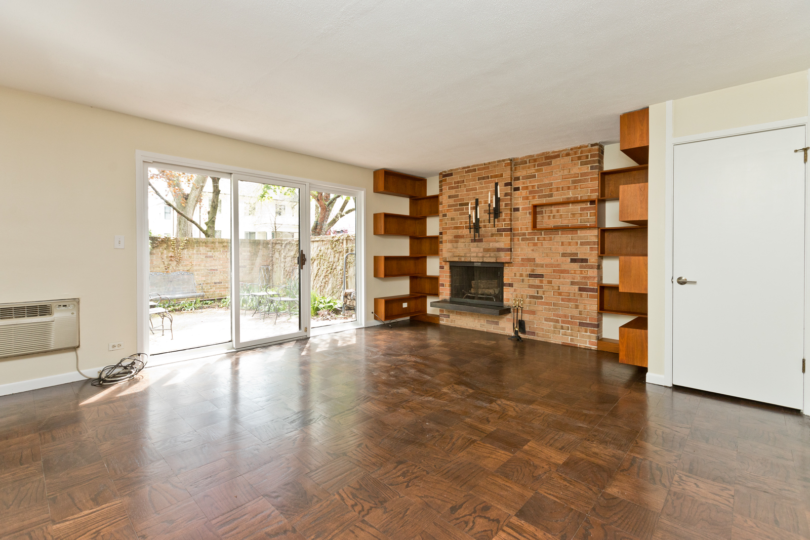 588 W HAWTHORNE Place Unit: 2