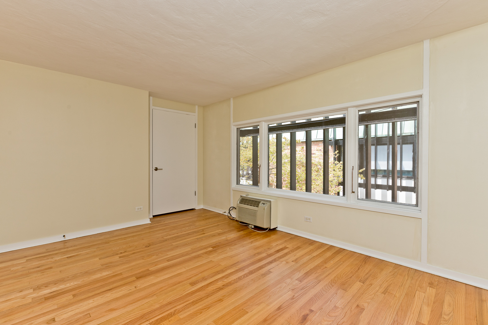 588 W HAWTHORNE Place Unit: 2